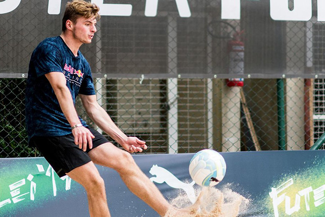 Макс Ферстаппен играет в футволей в Сан-Паулу