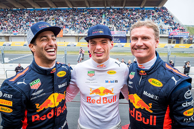 Гонщики Red Bull в Зандфорте - судя по всему, им действительно весело