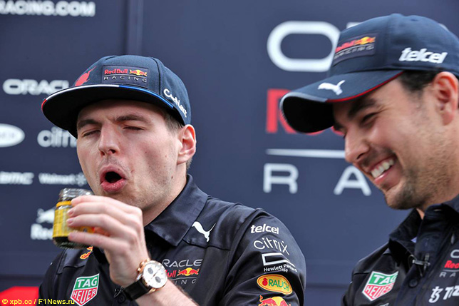 Макс Ферстаппен и Серхио Перес пробуют Vegemite