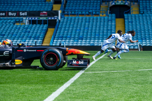 Эпизод веселой гонки машины Ф1 с футболистамми, фото пресс-службы Red Bull