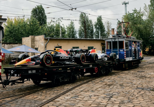 Машины Red Bull RB7 возят по Будапешту на трамвае, фото из социальных сетей
