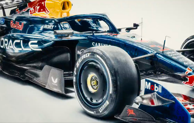 Машина RB22 с номером 1 на носовом обтекателе, стоп-кадр из ролика Red Bull