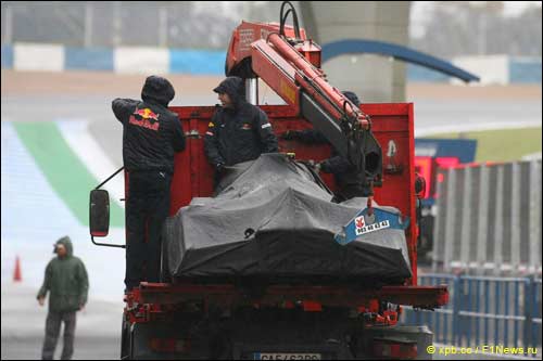 Red Bull RB6 везут в боксы после остановки на трассе