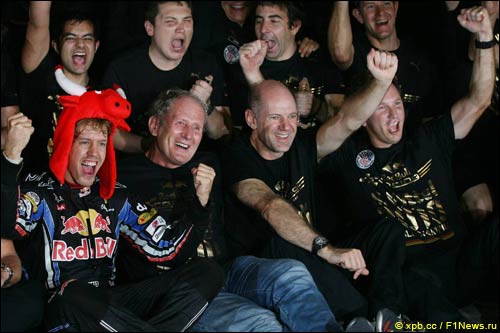 Себастьян Феттель, Хельмут Марко, Эдриан Ньюи, Кристиан Хорнер и сотрудники команды