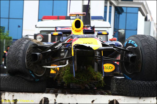 Разбитая в пятничной тренировке Гран При Турции машина Себастьяна Феттеля