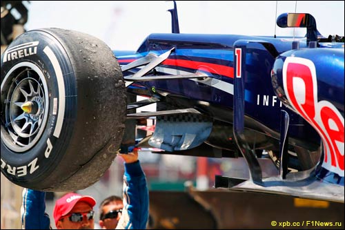 Эвакуация машины Себастьяна Феттеля