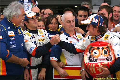 В Renault отмечают победу Алонсо