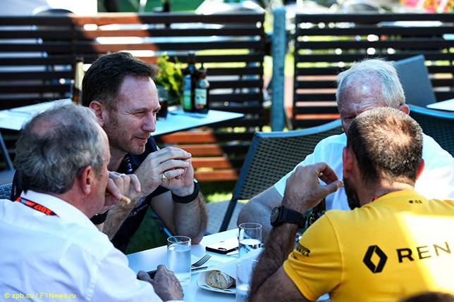 Кристиан Хорнер и Хельмут Марко, советник Red Bull по автоспорту, на встрече с руководством Renault Sport