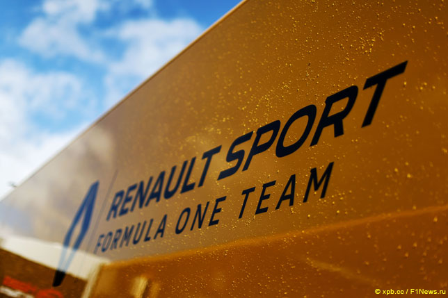 Логотип Renault на трейлере команды