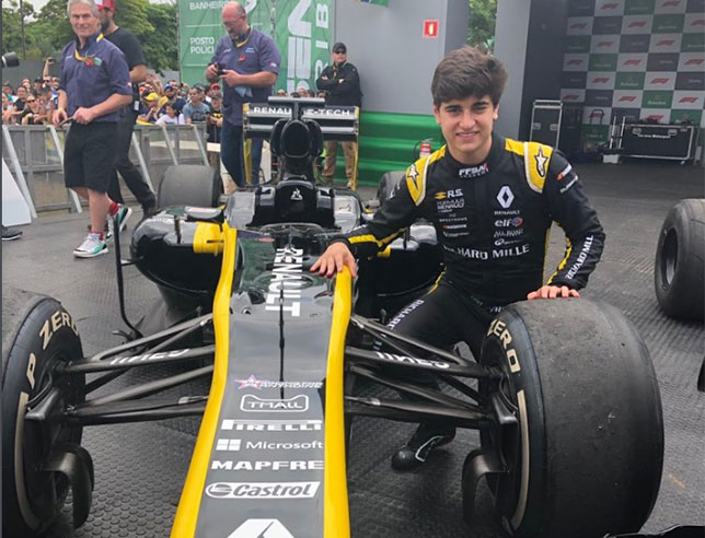 Чао Коллет у машины E20 с двигателем Renault