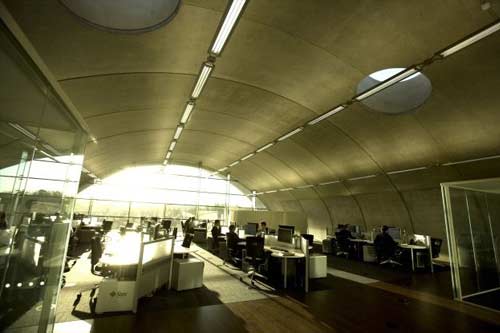 Инженеры Renault F1 за работой на базе в Энстоуне