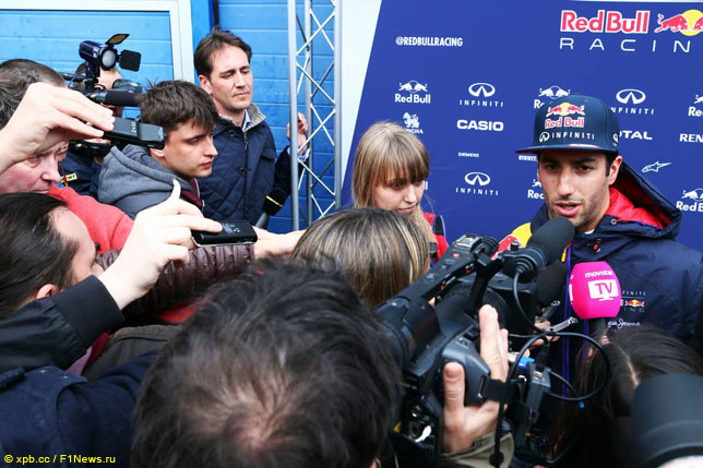 Даниэль Риккардо общается с журналистами на тестах в Хересе