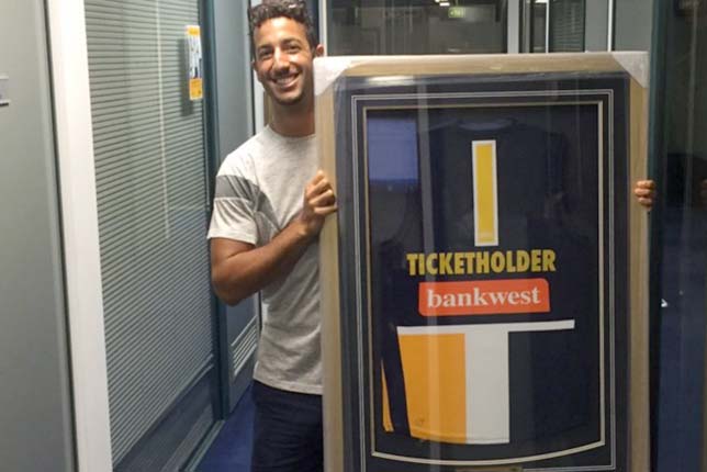 Даниэль Риккардо с подарком от клуба West Coast Eagles