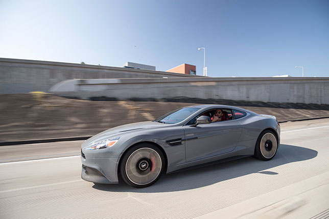 Даниэль Риккардо за рулём Aston Martin на дорогах Калифорнии