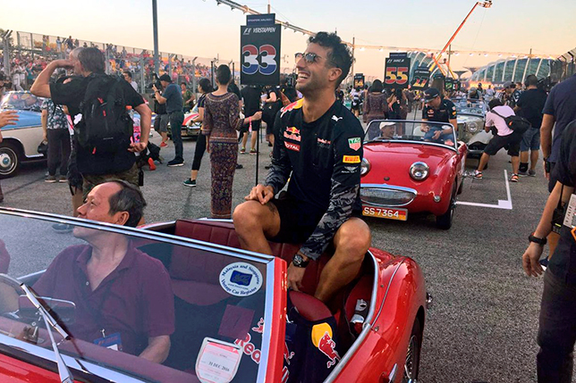 Даниэль Риккардо на параде пилотов в Сингапуре