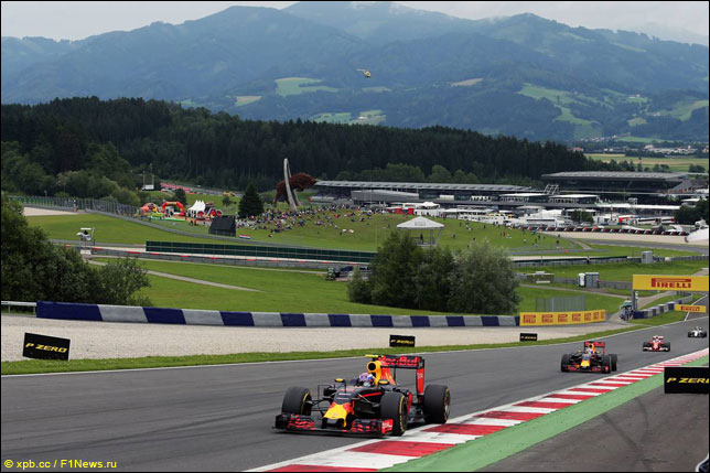 Макс Ферстаппен и Даниэль Риккардо на прошлогоднем Гран При Австрии