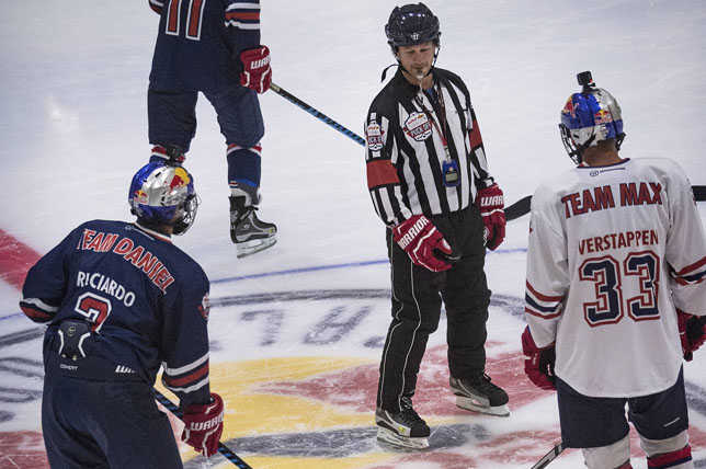 Даниэль Риккардо, Кристиан Хорнер и Макс Ферстаппен на льду во время хоккейного матча