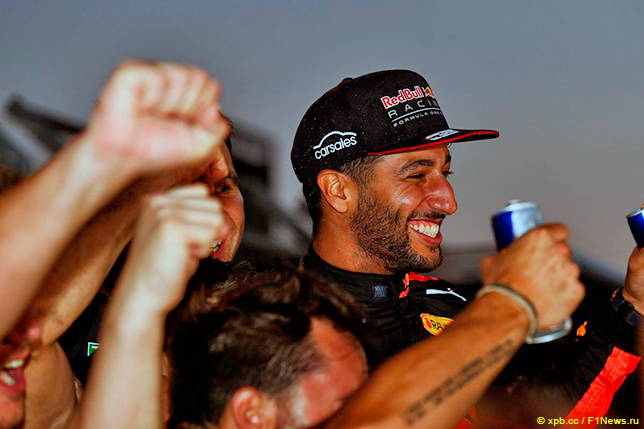 Даниэль Риккардо празднует победу в Баку