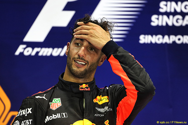 Даниэль Риккардо на подиуме в Сингапуре