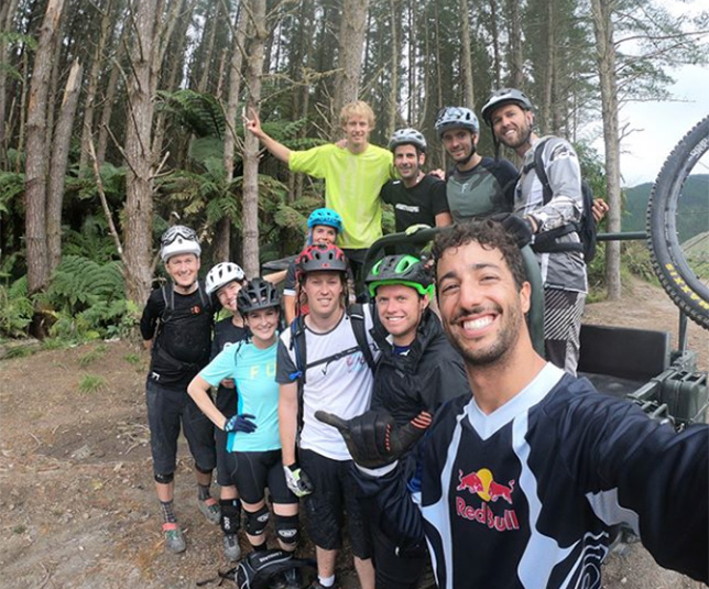 Селфи, сделанное Даниэлем Риккардо в Новой Зеландии. На задем плане снимка - Брендон Хартли