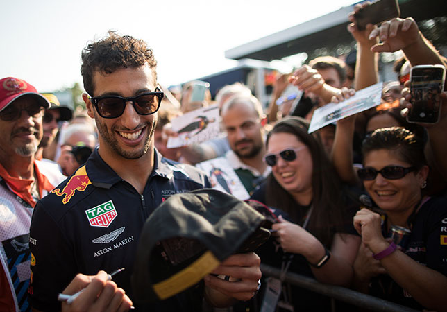 Даниэль Риккардо на встрече с итальянскими болельщиками в Монце