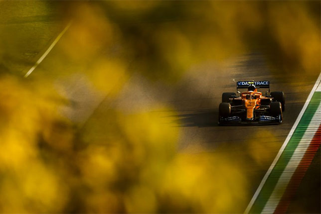 Машина McLaren на трассе в Имоле, 2020 год, фото пресс-службы команды