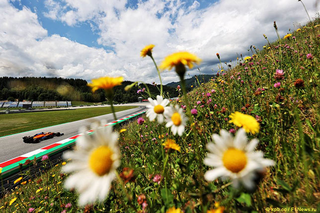 Даниэль Риккардо за рулём McLaren MCL35M на трассе в Шпильберге