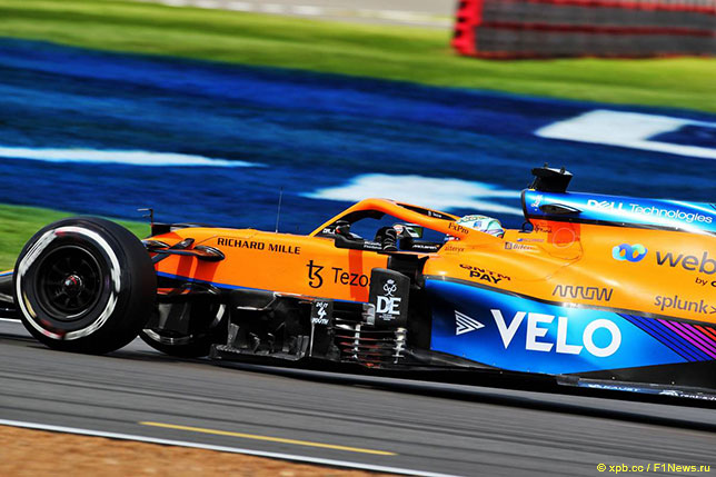 Даниэль Риккардо за рулём McLaren MCL35M на трассе в Сильверстоуне