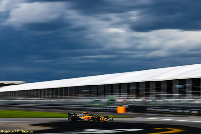 Даниэль Риккардо за рулём MCL36 на трассе в Монреале