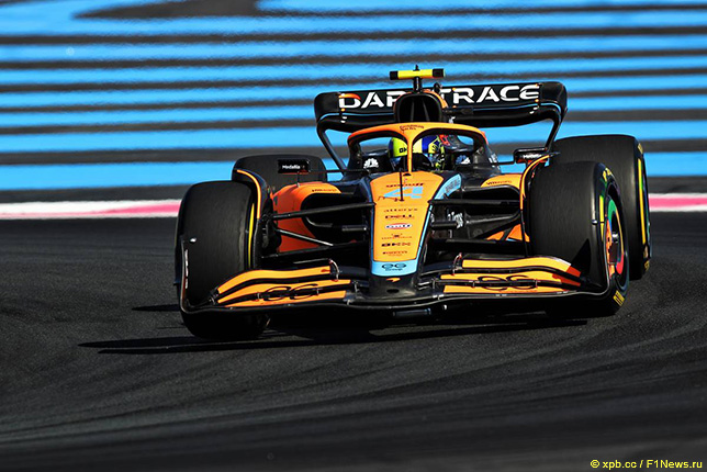 Ландо Норрис за рулём McLaren MCL36 на трассе в Ле-Кастелле