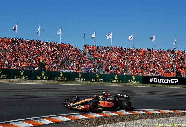 Ландо Норрис за рулём McLaren MCL36 на трассе в Зандфорте