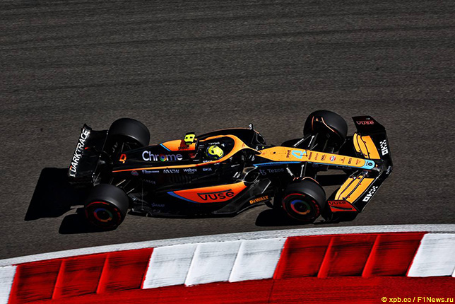 Ландо Норрис за рулём McLaren MCL36 на трассе в Остине
