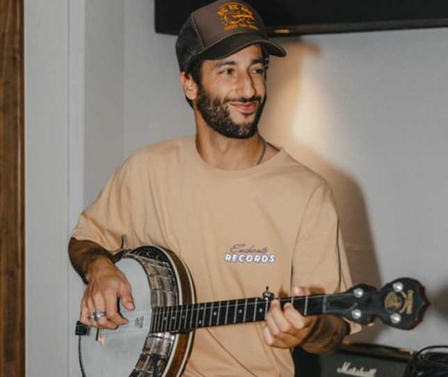 Даниэль Риккардо в студии звукозаписи, где он ничего не записывал, фото из социальных сетей