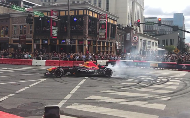 Даниэль Риккардо дымит резиной на улицах Нэшвилла за рулём RB7