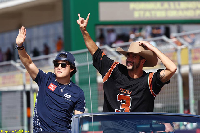 Гонщики AlphaTauri во время Парада пилотов в Остине