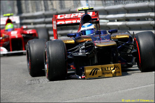 Жан-Эрик Вернь возвращается в боксы после аварии в квалификации Гран При Монако