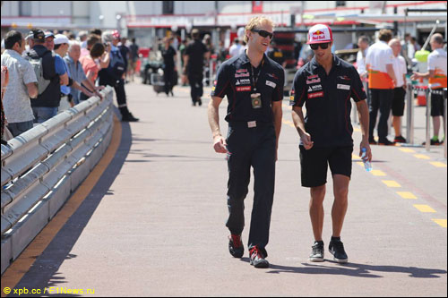 Даниэль Риккардо с инженером на прогулке по трассе