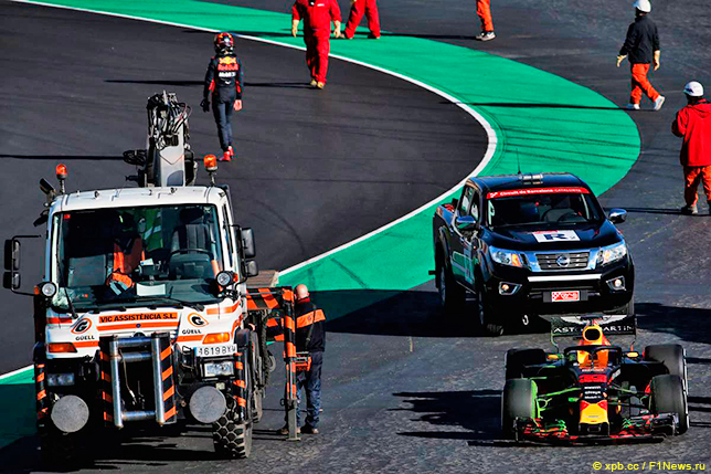 Остановка Макса Ферстаппена незадолго до конца первого дня второй серии тестов в Барселоне