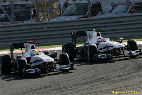 Педро де ла Роса опережает Камуи Кобаяши