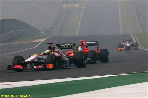 Педро де ла Роса опережает Тимо Глока в Гран При Индии