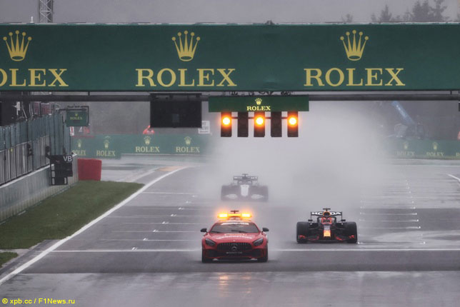 Макс Ферстаппен и Джордж Расселл едут за сейфти-каром в Спа 