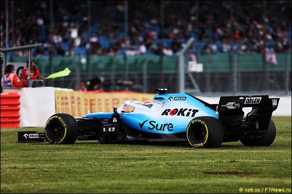 Расселл вылетел на траву на выходе из шестого поворота