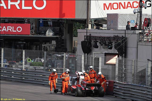 Эвакуация машины Джорджа Расселла в Монако