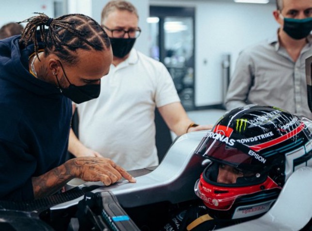 Джордж Расселл и Льюис Хэмилтон, фото пресс-службы команды