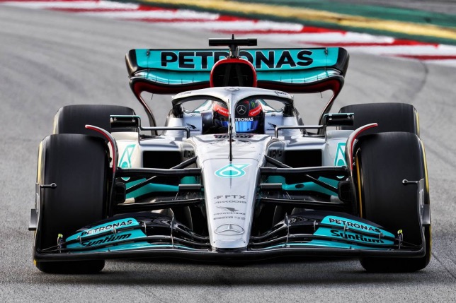 Джордж Расселл за рулём W13 на тестах в Барселоне, фото XPB