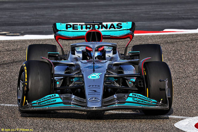Джордж Расселл за рулём Mercedes W13 на трассе в Бахрейне