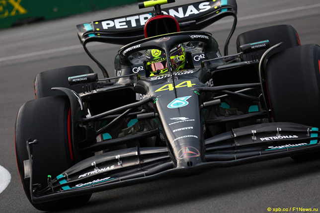 Льюис Хэмилтон за рулём W14 на трассе в Монреале