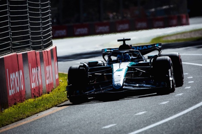Джордж Расселл за рулём Mercedes W15 на трассе в Мельбурне, фото XPB