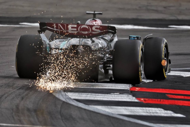 Джордж Расселл за рулём W15 на трассе в Сильверстоуне, фото XPB