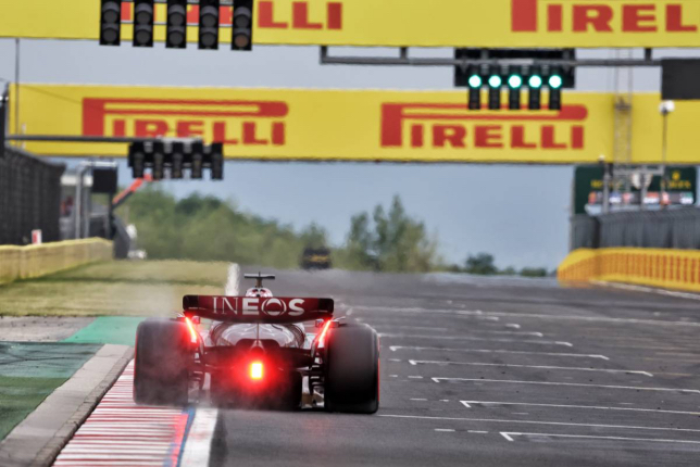 Джордж Расселл за рулём W15 на трассе в Венгрии, фото XPB